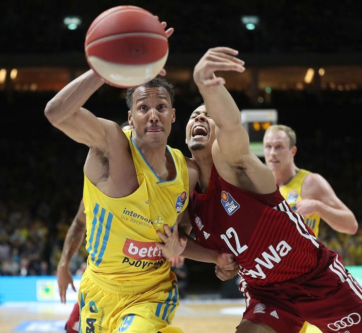 娜然霍启山霍震霆一起看世界杯比赛，她举着手机帮霍启山拍照留念（封面配图）